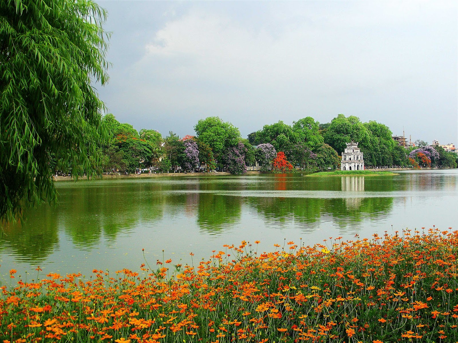 Озеро хана. Озеро Хоанкьем Вьетнам. Озеро Хоанкьем Ханой. Озеро возвращенного меча Ханой. Озеро меча (Хоанкьем).