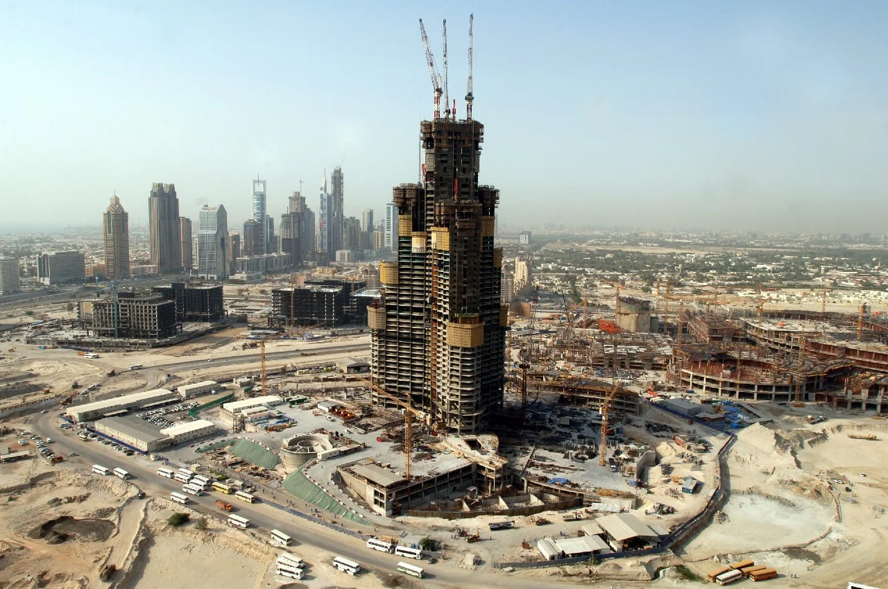 Небоскрёб Бурдж-Халифа в Дубае. Бурдж Халифа Дубай строительство. Небоскрёб в Дубае Бурдж. Бурдж Халифа стройка.